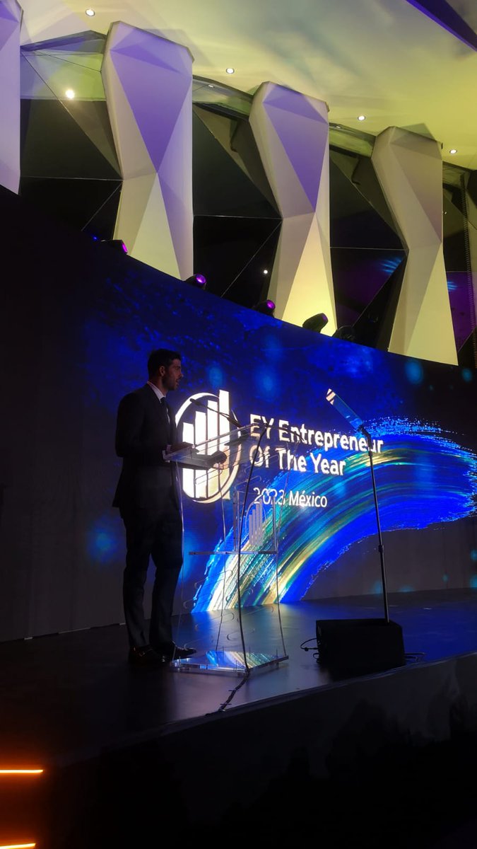 EYMexico's tweet photo. @LupitaCastC @edr1266 En el escenario recibimos a @osotrava y Regina Espinoza Athié, quienes son parte de la red #EOYAlumni y esta noche serán los maestros de ceremonias en #EOYMX23 https://t.co/a2ykbzUZZ8