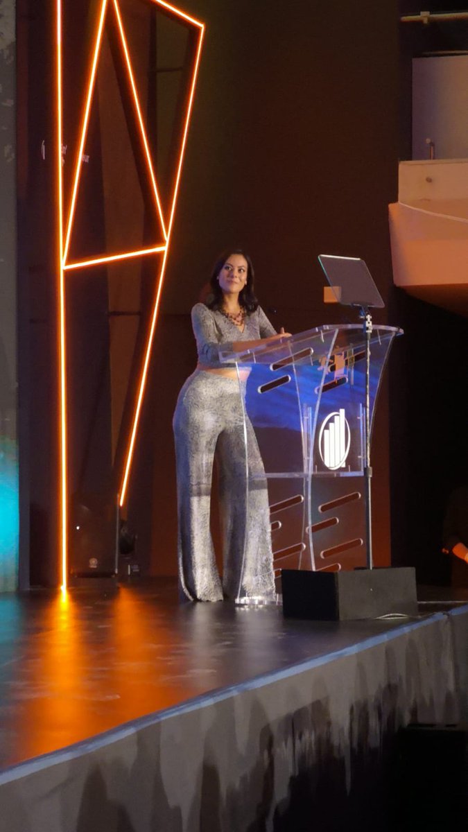 EYMexico's tweet photo. @LupitaCastC @edr1266 En el escenario recibimos a @osotrava y Regina Espinoza Athié, quienes son parte de la red #EOYAlumni y esta noche serán los maestros de ceremonias en #EOYMX23 https://t.co/a2ykbzUZZ8