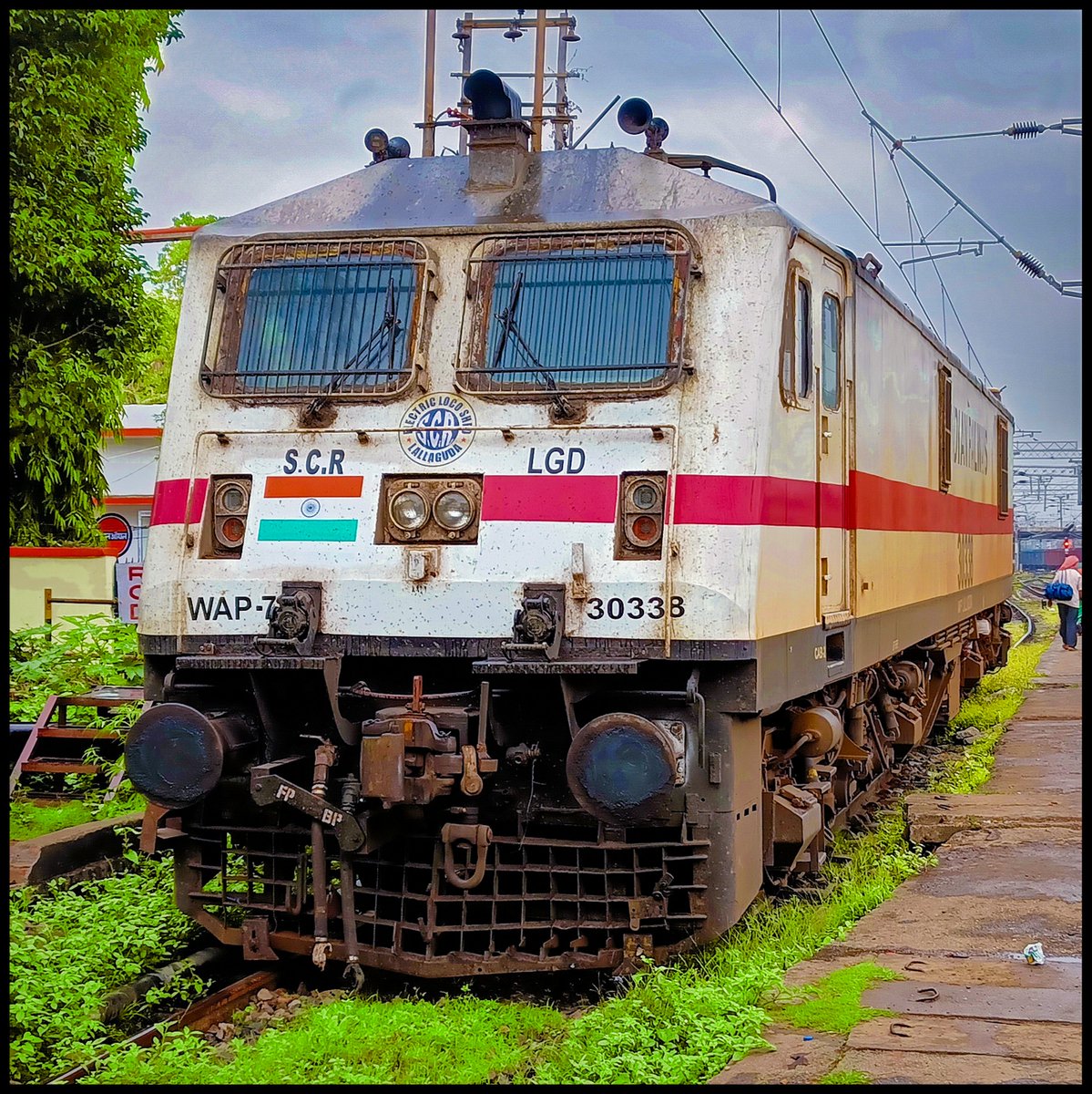 Aniket46_'s tweet photo. #Lalaguda #WAP7 #30338 rests at #Guwahati after completing its duty with 15910 #AvadhAssam Express !
#NFRailEnthusiasts
@drm_lmg_nfr | @RailMinIndia | @AshwiniVaishnaw | @DarshanaJardosh
#Electricloco #Assam #Monsoon https://t.co/55cBPa3bnu
