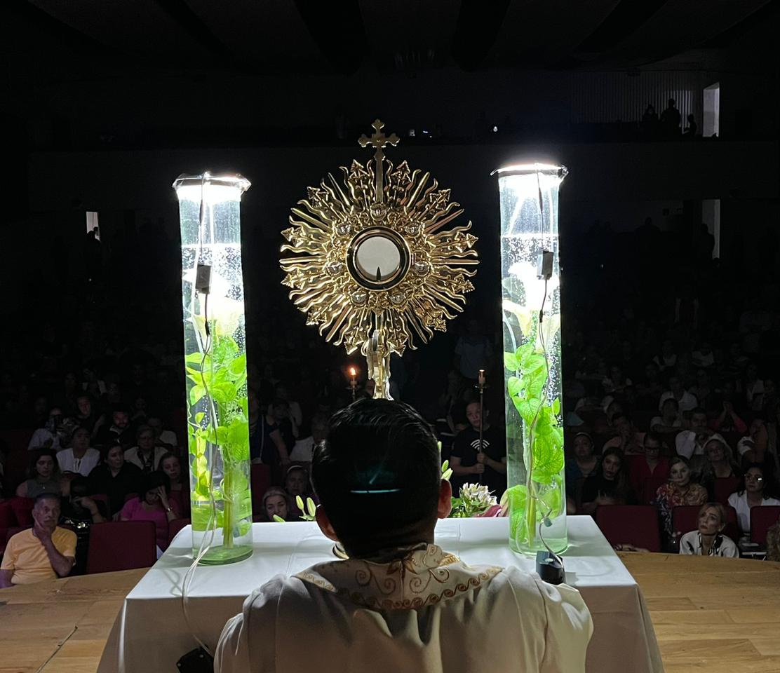 LupitaVenegasDC's tweet photo. En nuestro #EventoVALORA a los pies del Santísimo 🙏🙂 Envíanos tus intenciones y necesidades 🙏 https://t.co/tCJPuQpFvx