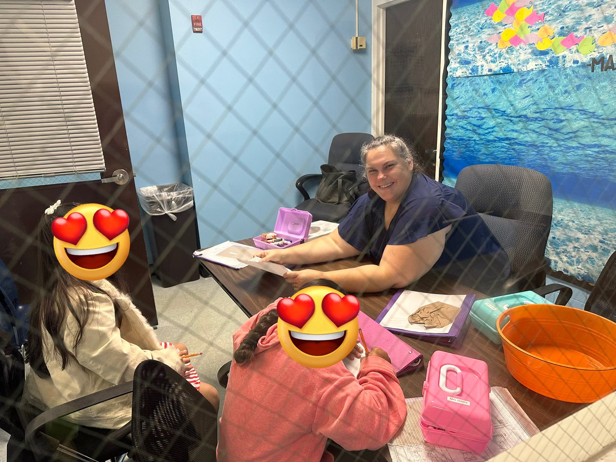 leahod's tweet image. This EL teacher is reimagining how to use phonics in her small group lessons.  #6shifts #teampershing #d100inspires @MaestraUrbina