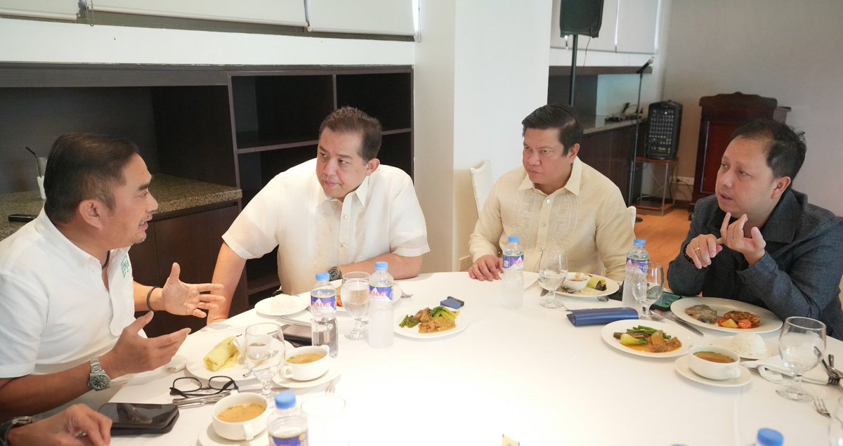 SpeakerMartinPH's tweet photo. LOOK | Nueva Ecija Governor Aurelio "Oyie" Umali briefs Speaker Ferdinand Martin G. Romualdez, Majority Leader Mannix Dalipe and Committee on Appropriations Chairman and Ako Bicol Party list Rep. Zaldy Co on measures the government can adopt [...]

1/2 https://t.co/eg4XwBJRzd