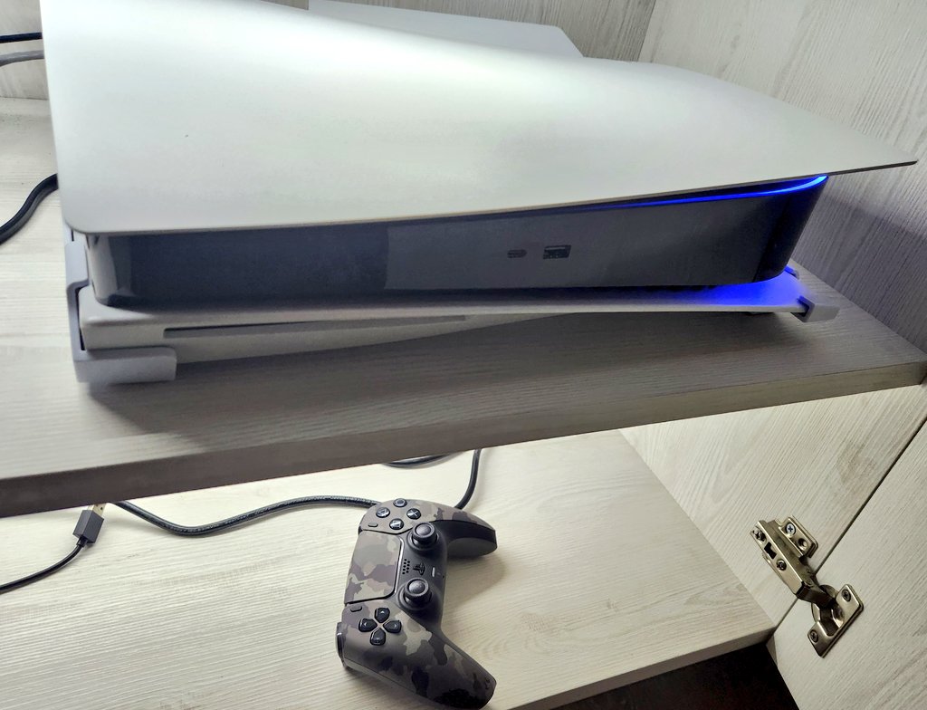 Marengot's tweet photo. Poco mas de 11 años, la Play (actualizada) sigue en casa, el camo, las ganas, no tanto tiempo pero siempre fiel! @PlayStation_LA siempre gamer, nunca ingamer!🤣 #PS5 @PlayStation @amazon https://t.co/GmcOiqH2wP