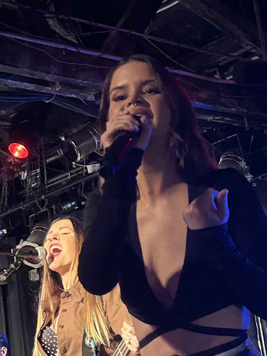 Volperrs's tweet photo. @MarenMorris after party @Kellys_Pub_Chi https://t.co/l88dEHbNci