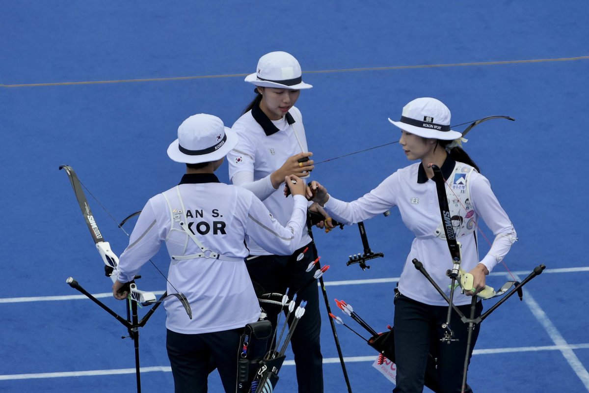 Olympic's tweet photo. 아시안게임 여자 양궁 단체전에서 한국 여자 대표팀(임시현, 안산, 최미선)이 중국에 승리하며 금메달을 목에 걸었습니다. 이번 우승으로 한국은 아시안게임 7연패를 달성했습니다.

#RoadToParis2024  #아시안게임 #양궁 https://t.co/YN6f1N6Sgv