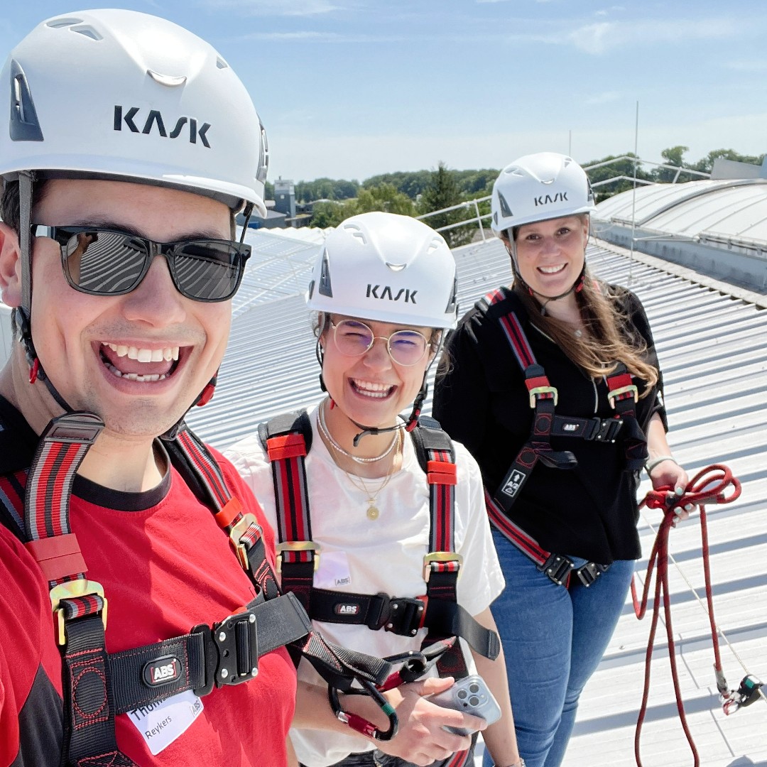 World Smile Day 2023. Wir bei ABS Safety legen viel Wert auf Freude und gute Zusammenarbeit. Das Bild zeigt als Schnappschuss unsere Kolleg*innen Marina, Linja und Thomas. 

#abssafety #alwaysontop #absturzsicherung #absfamilie #workingatheights #roofer #worldsmileday
