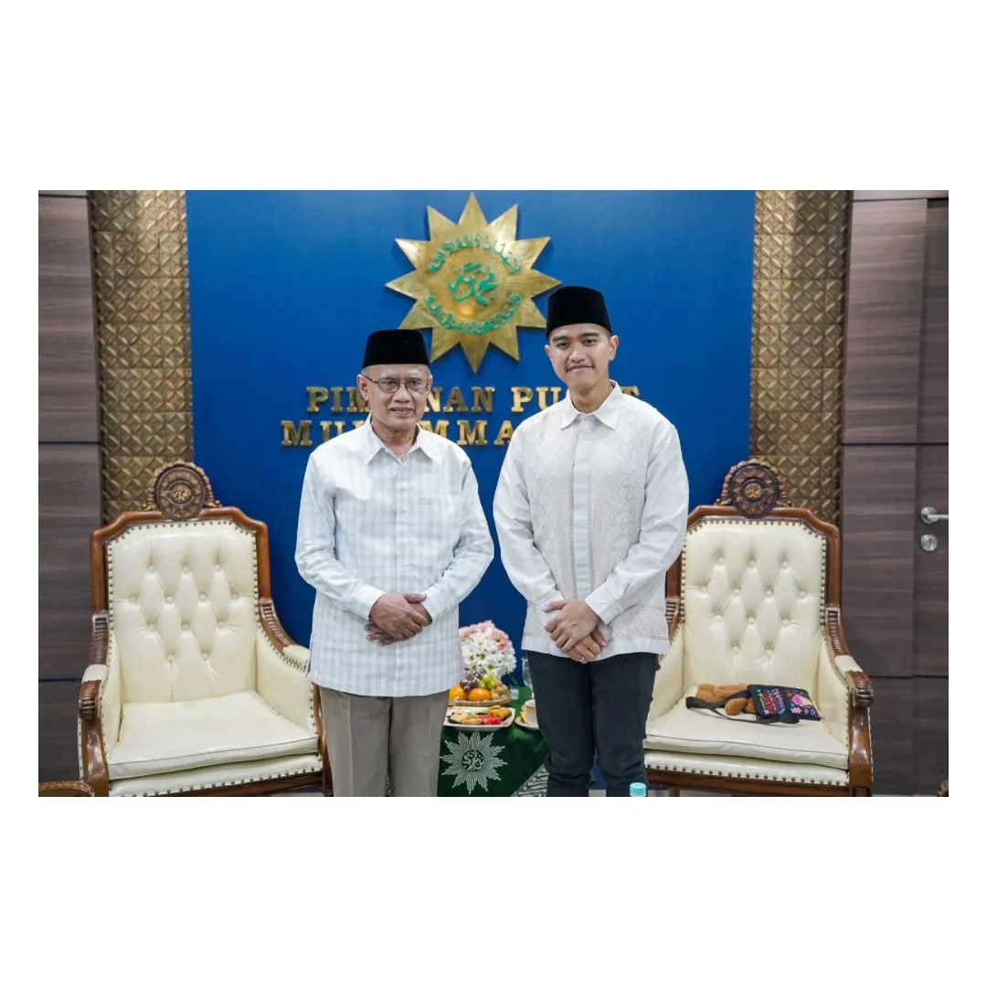 psi_id's tweet photo. Singgah di Kota Gudeg! Ketua Umum DPP PSI Mas Ketum Kaesang Pangarep bersilaturahmi dengan Ketua Umum PP Muhammadiyah Prof Haedar Nashir di kantor PP Muhammadiyah di Yogyakarta. 

Seusai pertemuan, Mas Ketum mengatakan, PSI sowan untuk untuk belajar sekaligus meminta nasihat supaya perjuangan yang dilakukan ini berkah. 

“Di dalam Prof Haedar memberikan wejangan terkait hubungan antara agama dan negara. Nasihat lain adalah pentingnya melakukan penghayatan terhadap Pancasila,” kata Mas Ketum.

Sementara, sebagai orangtua, Prof Haedar mengaku senang melihat anak muda berani terjun ke politik. 

“Energi ada pada generasi muda. Dulu KH Ahmad Dahlan meluruskan arah kiblat sampai membuat sekolah pertama pada rentang usia 21-30 tahun,” kata Prof Haedar. 

Sekjen DPP PSI Bro Raja Juli Antoni, Ketua DPP PSI Sis Danik Eka Rahmaningtiyas, dan sejumlah pengurus lain turut hadir dalam pertemuan.
