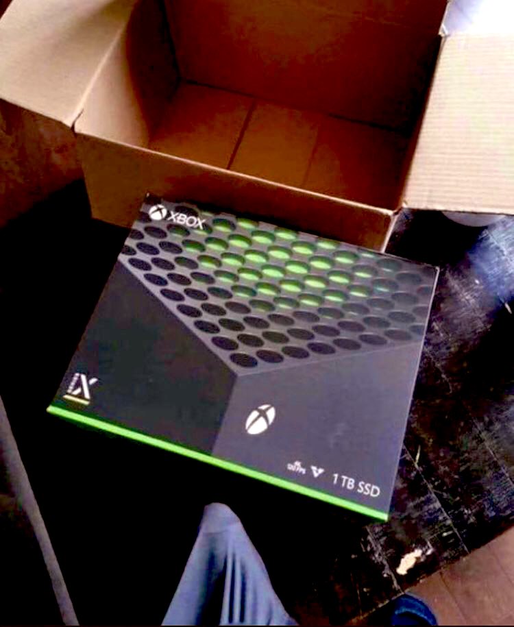 Me llegó un Xbox Series X nuevo… Le voy a mandar esto a alguien que deje su like en este xweet en las próximas 24 horas. Buena suerte. Si ven esto a tiempo, dense. 🤙🏻