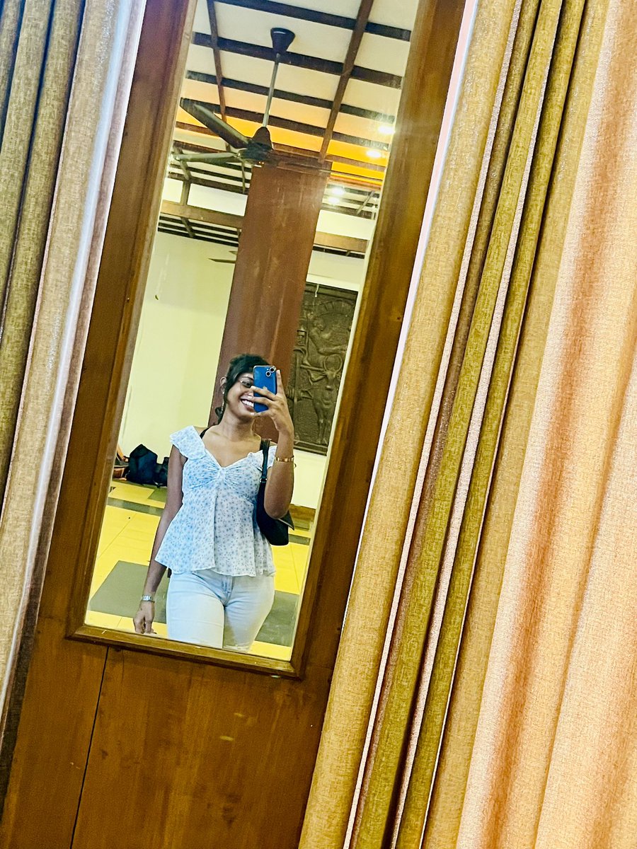 NSaheshi's tweet photo. "Mirror, mirror, on the wall — who's the fairest of them all?"😌😜
.
.
#mirrorselfie #traveler #tallgirl #beautygirls #youngirl #notamodel😜 #chocogirl #galle #SriLanka https://t.co/wZpy3z3T9Q