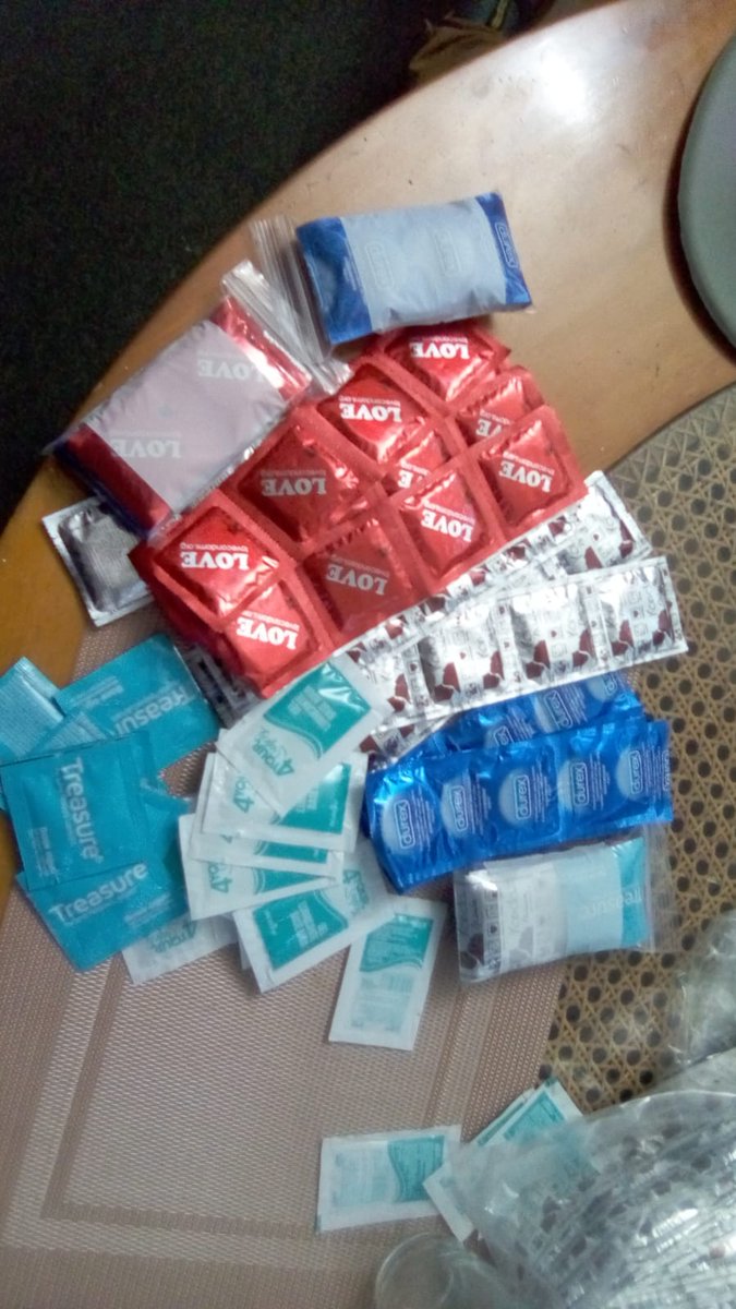 hombrestsex's tweet photo. Los insumos que repartiremos el sábado a los compañeros HTS de alameda central tendrán una tira de condones love , condones kondo, durex y dos sobres de lubricantes, gracias a @ahf_mexico ,@CdmxClinica y @CDMX_SIBISO por los materiales donados #HTSconcientes #trabajosexual https://t.co/RMPtd9Pn0U