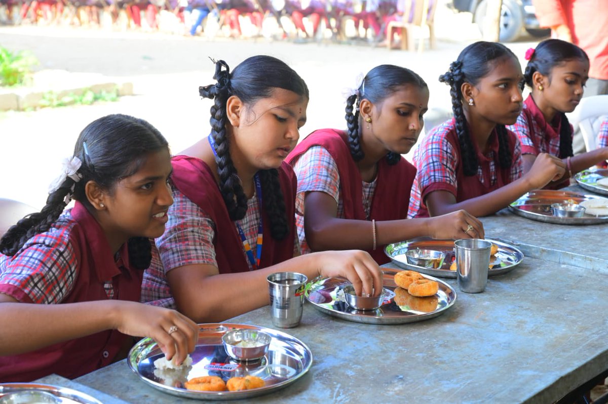 GMRMLAPTC's tweet image. #CMKCR గారు ప్రభుత్వ విద్యాసంస్థల్లో ప్రతిష్టాత్మకంగా ప్రారంభించిన #KCRBREAKFAST కార్యక్రమాన్ని తెల్లాపూర్ జిల్లా పరిషత్ ఉన్నత పాఠశాలలో లాంచనంగా ప్రారంభించిన @GMRMLAPTC గారు. హాజరైన స్థానిక ప్రజాప్రతినిధులు.
@TelanganaCMO 
@KTRBRS 
@BRSHarish 
@BrsSabithaIndra 
@Collector_SRD