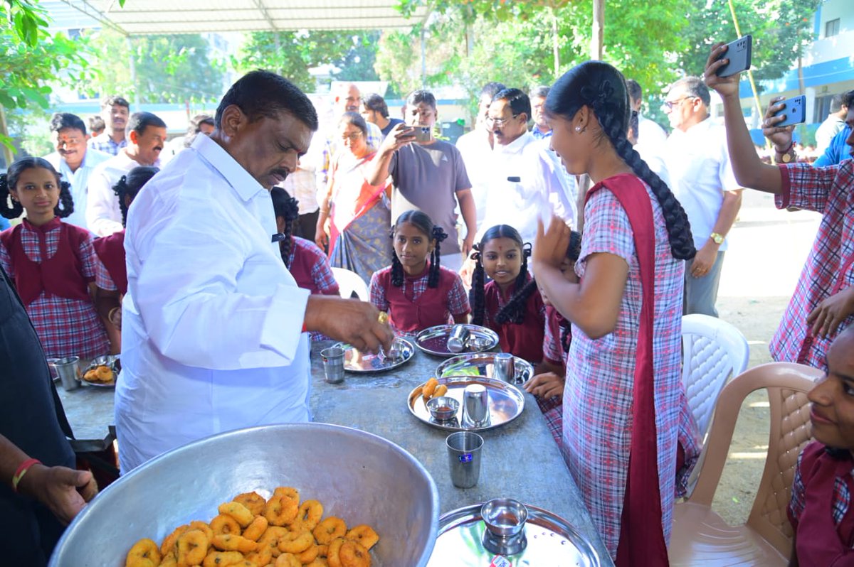 GMRMLAPTC's tweet image. #CMKCR గారు ప్రభుత్వ విద్యాసంస్థల్లో ప్రతిష్టాత్మకంగా ప్రారంభించిన #KCRBREAKFAST కార్యక్రమాన్ని తెల్లాపూర్ జిల్లా పరిషత్ ఉన్నత పాఠశాలలో లాంచనంగా ప్రారంభించిన @GMRMLAPTC గారు. హాజరైన స్థానిక ప్రజాప్రతినిధులు.
@TelanganaCMO 
@KTRBRS 
@BRSHarish 
@BrsSabithaIndra 
@Collector_SRD