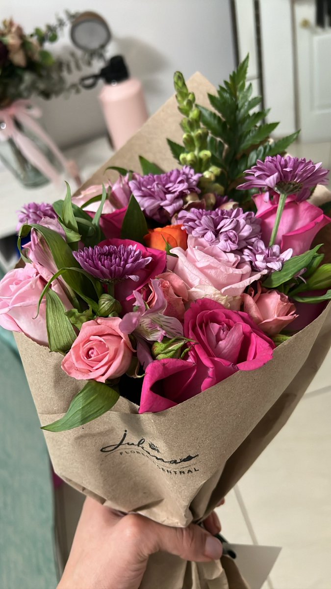 Se disculpó por qué no recibí "las flores amarillas" pero me dijo que a mi me gustaba más el rosa y llegó con esto !