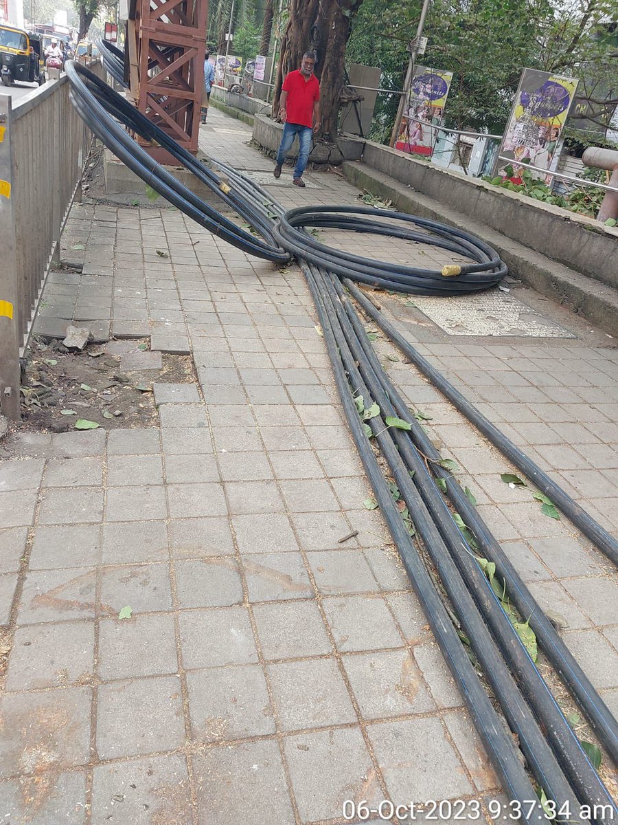 ShankarRane18's tweet photo. फूटपाथवर फेरीवाले आणि स्टॉलला परवानगी नाही पण तरीही चित्रात दाखवल्याप्रमाणे वायर टाकता येते आणि ते सपोर्ट फेंचिंग देखील तोडू शकतात आणि त्यात कोणीही प्रश्न विचारणार नाही? आता दुरुस्तीचा खर्च कोण उचलणार? ते ओलांडताना कोणी पडले तर वैद्यकीय खर्च कोण उचलणार ? S ward
@mybmc @MNS https://t.co/5MC0EqQD7u