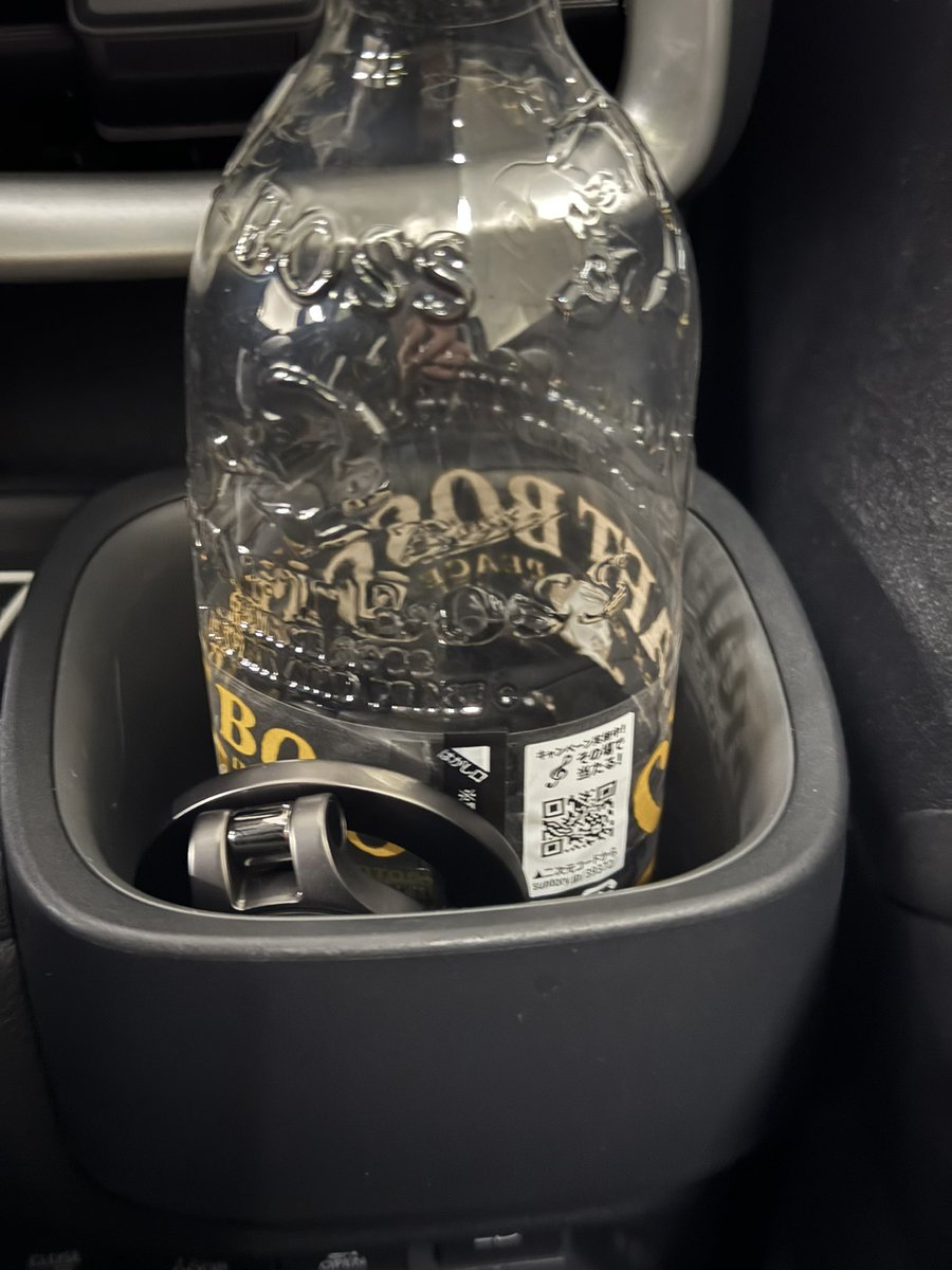 新しいiPhone届いたのでmag台座つけてみた
運転席側にコンパクトに隠すこともできてカップホルダーを殺さない形でと思い描くものは概ね達成
でもすぐ外れそうだ
ダメになったら別のにしよ