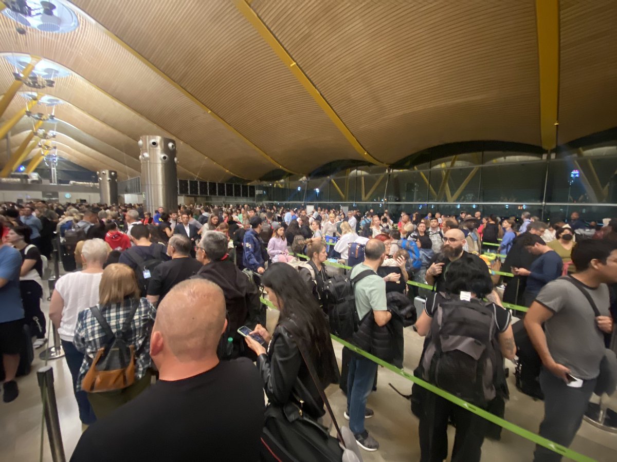 Ya llevo una hora de pie en el control de pasaporte de Barajas T4 para entrar en España y aún me falta la mitad de la cola. Solo hay un par de agentes chequeando documentos para miles de personas. Vergonzoso <a href="/aena/">Aena</a>