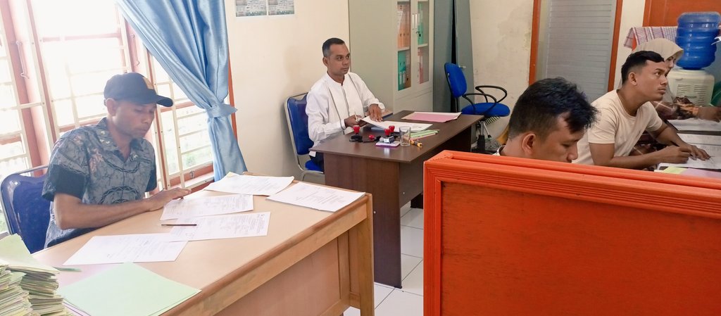 kualapeukanbaro's tweet photo. #Sahabatbahari Jum'at (06/10)  aktivitas rutin di loket pelayanan terpadu PP.@kualapeukanbaro dalam melayani nelayan pemenuhan SLO,SPB,BPJS ketenagakerjaan &amp; pelayanan kesehatan pelabuhan sebelum melakukan aktivitas penangkapan ikan 
@DkpAceh @AgusSuherman07 https://t.co/FQHoRtqo8F