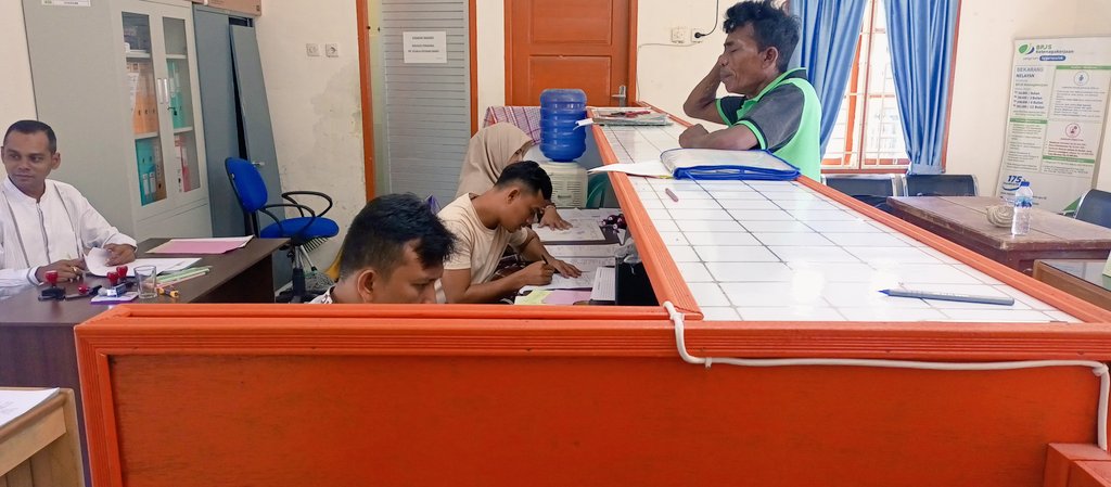 kualapeukanbaro's tweet photo. #Sahabatbahari Jum'at (06/10)  aktivitas rutin di loket pelayanan terpadu PP.@kualapeukanbaro dalam melayani nelayan pemenuhan SLO,SPB,BPJS ketenagakerjaan &amp; pelayanan kesehatan pelabuhan sebelum melakukan aktivitas penangkapan ikan 
@DkpAceh @AgusSuherman07 https://t.co/FQHoRtqo8F