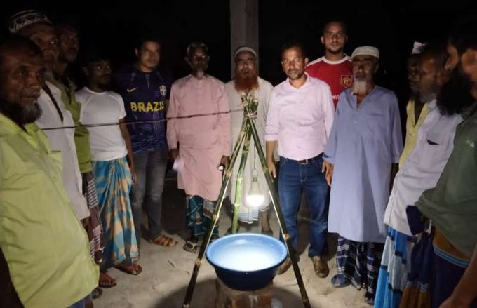 হোসেনপুরে আলোক ফাঁদে আগ্রহ বাড়ছে কৃষকের