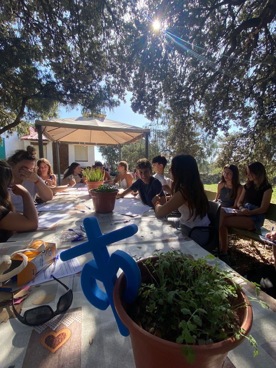 SMPilarmadrid's tweet photo. Convivencia en la casa marianista de Zarzalejo. ¿Objetivo? Hacer nuevas amistades y preparar los propósitos del curso. ¿Qué puedo ofrecer a los demás para que de sus frutos y favorezca el compañerismo en clase? #convivencia #cuartodeESO https://t.co/GxetugpeWV