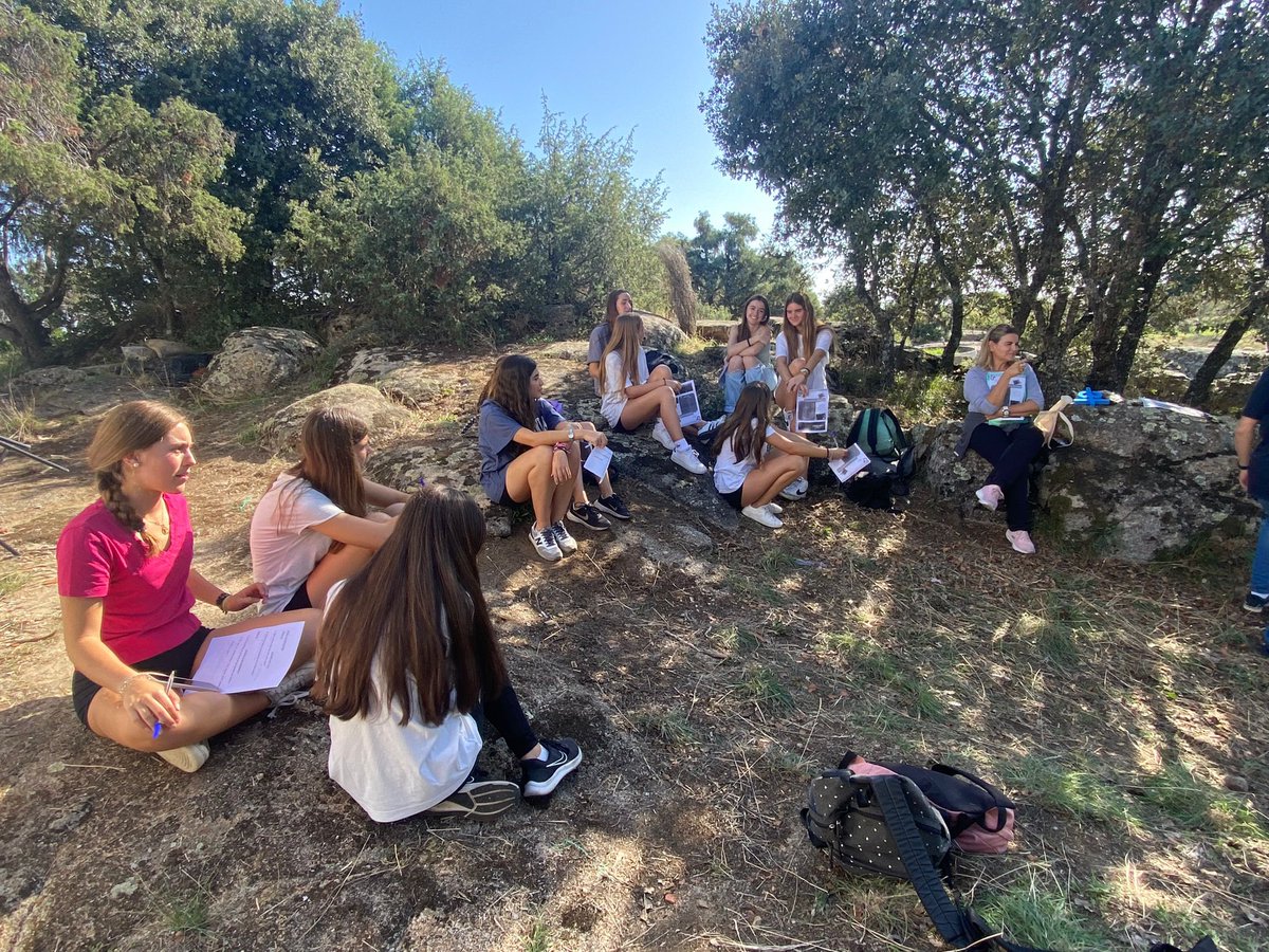 SMPilarmadrid's tweet photo. Convivencia en la casa marianista de Zarzalejo. ¿Objetivo? Hacer nuevas amistades y preparar los propósitos del curso. ¿Qué puedo ofrecer a los demás para que de sus frutos y favorezca el compañerismo en clase? #convivencia #cuartodeESO https://t.co/GxetugpeWV