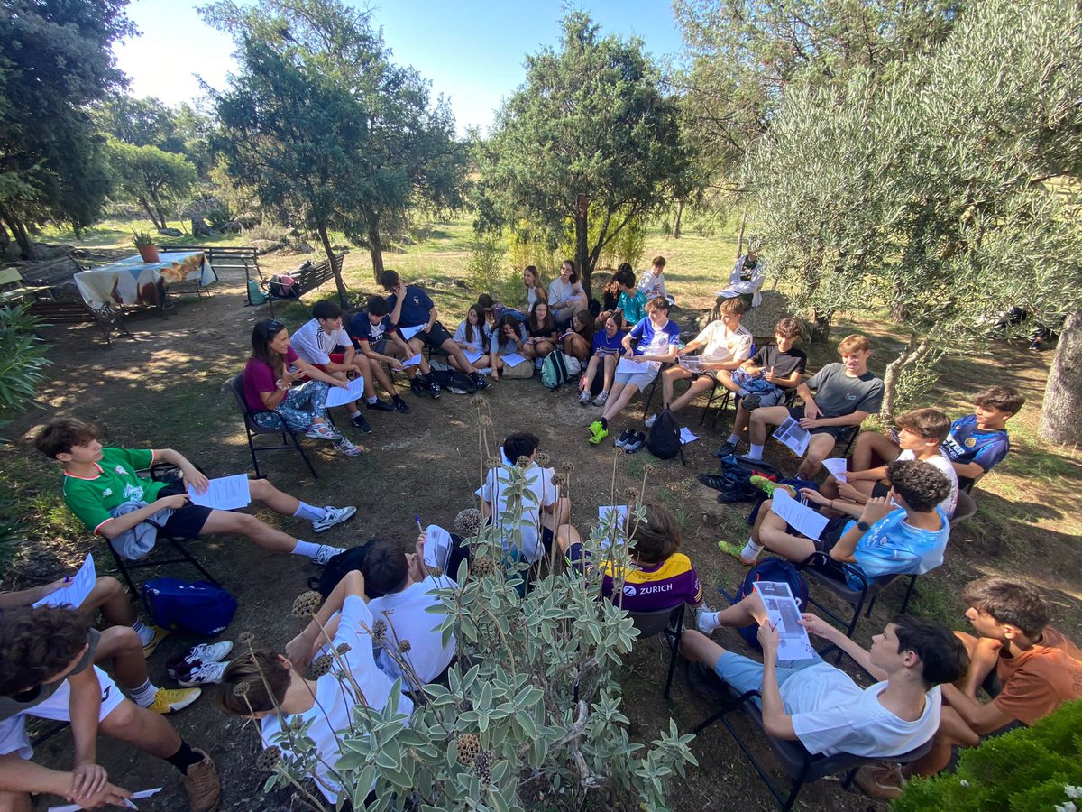 SMPilarmadrid's tweet photo. Convivencia en la casa marianista de Zarzalejo. ¿Objetivo? Hacer nuevas amistades y preparar los propósitos del curso. ¿Qué puedo ofrecer a los demás para que de sus frutos y favorezca el compañerismo en clase? #convivencia #cuartodeESO https://t.co/GxetugpeWV