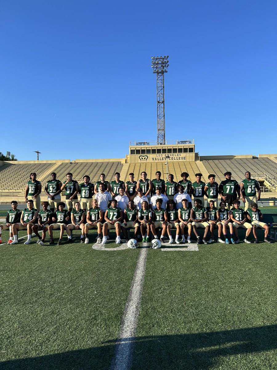 coachnickwalker's tweet image. I got to flick it up with my oline offense and my wolves.  God has a plan live it execute it and make adjustments. #vmf #elevate