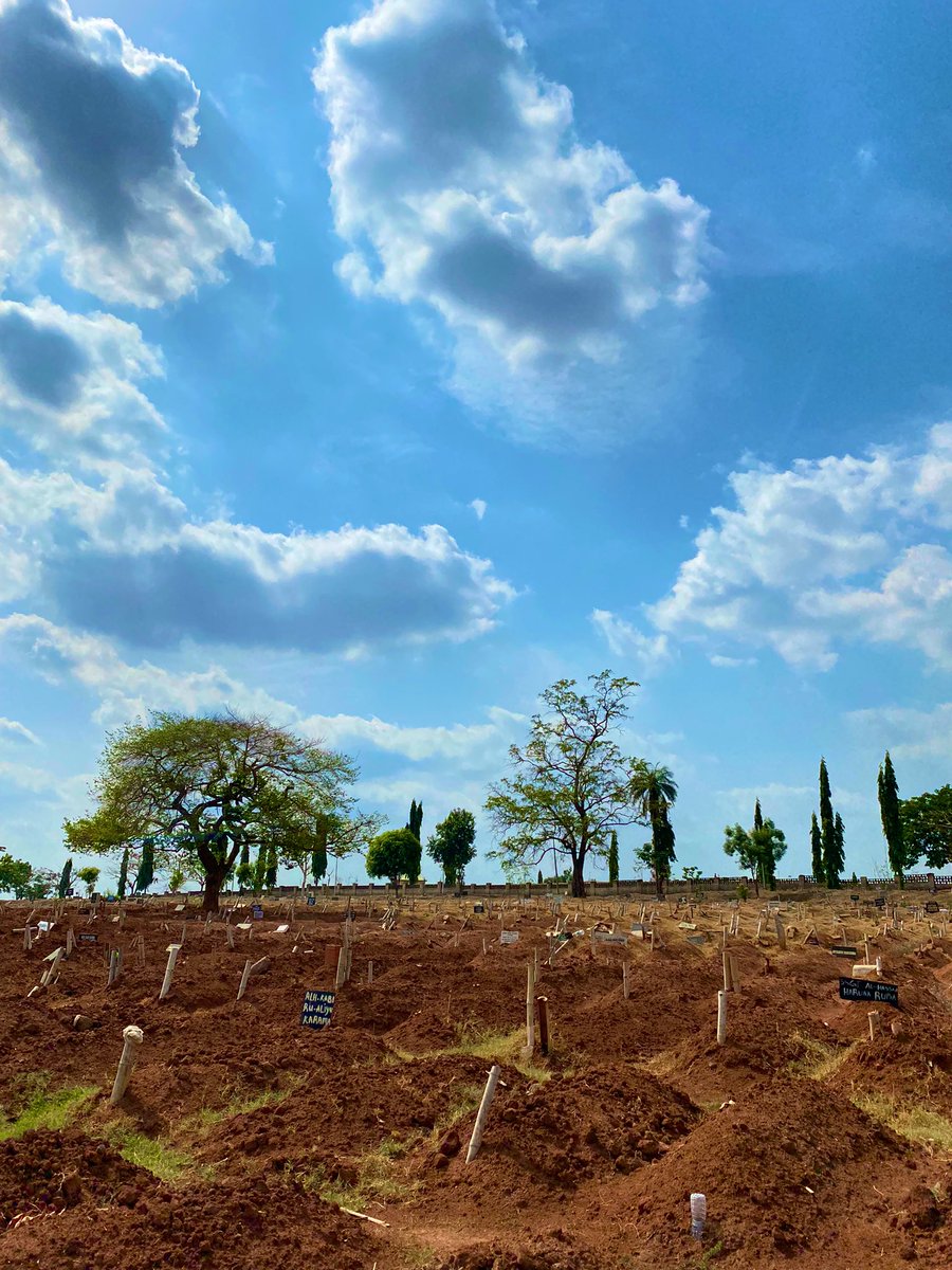 Cool_Ustaz's tweet photo. During a Janaza, do not think you're taking the dead to its destination, but it's the dead that is showing you your destination.

May Almighty Allah protect us from the punishment of the grave and grant us Jannatul Firdaus 🥺 Amin 🤲🏼 https://t.co/en92Eo1Baa