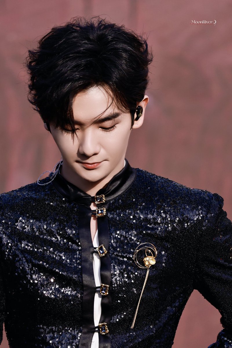 「20230928」

舞台上闪闪发光
新耳返特别好看!
<a href="/naninenai99/">Nine 👑</a>

NNINE CNMUSIC CENTER
#GQCx华语音乐打歌中心