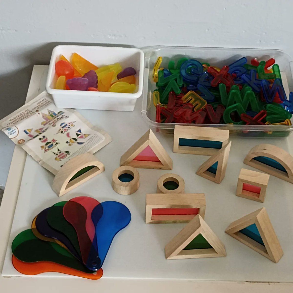 El martes tuvimos la primera reunión general 📓 con los dos niveles de primero y segundo de Infantil de Leciñena. 
Las familias pudieron conocer, ver y disfrutar de todo el material con el que sus hijos/as aprenden.