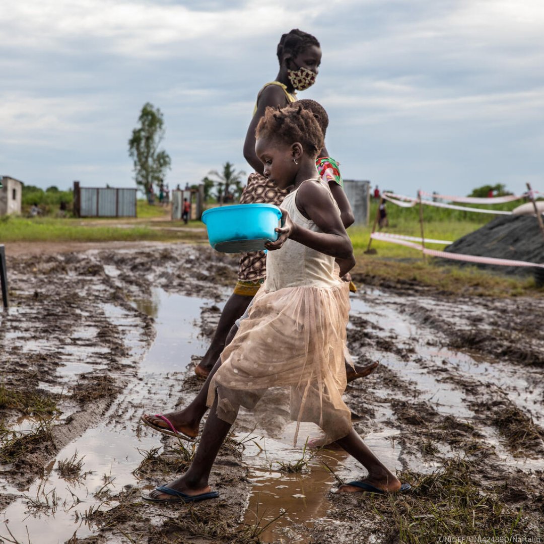 UNEP's tweet photo. 20,000 children are displaced every day due to weather-related disasters.

Children are particularly vulnerable to the impacts of the climate emergency.

More in @UNICEF's latest report: https://t.co/WiMLQRJlka https://t.co/0CNOXOipxs