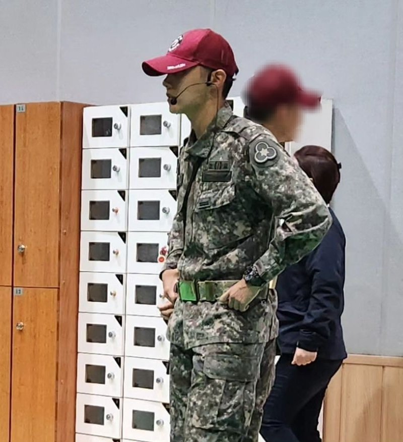 uarmyvibe's tweet photo. If you become a special warrior (특급전사) as a private first class, you can be promoted 2 months earlier. Hobi was originally supposed to get promoted to Corporal on 2024.01.01. With early promotion, Jung Hoseok will become a corporal in November this year.  So proud of him!! 👏👏👏