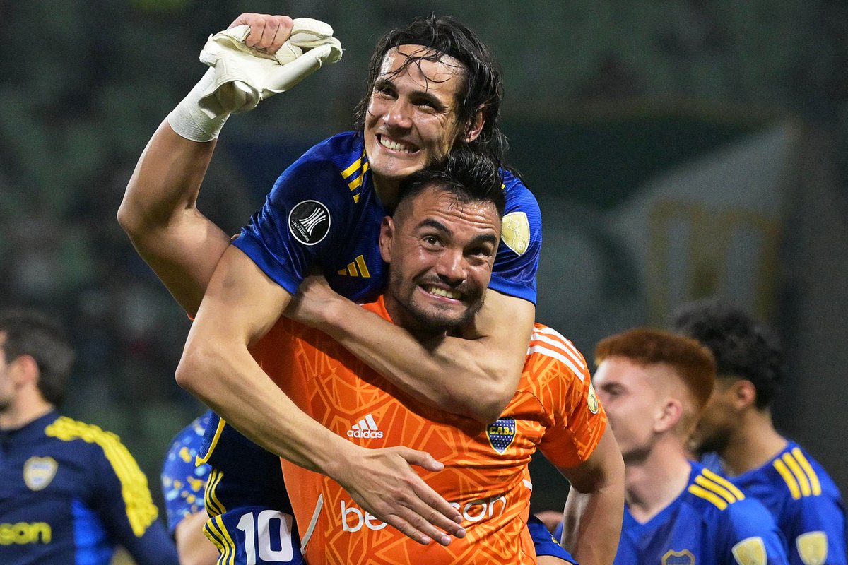 DiaJugador's tweet photo. Jugador del día 05/10/2023:

SERGIO ROMERO 🇦🇷

Chiquito es el encargado de que la gente de #BOCA siga soñando con la séptima #Libertadores 
Dos penales atajados para eliminar al #Palmeiras y meterse en la final

#WorldFootballMVP
#PALxBOC 
#BocaJuniors https://t.co/lhBZ5pNyqX