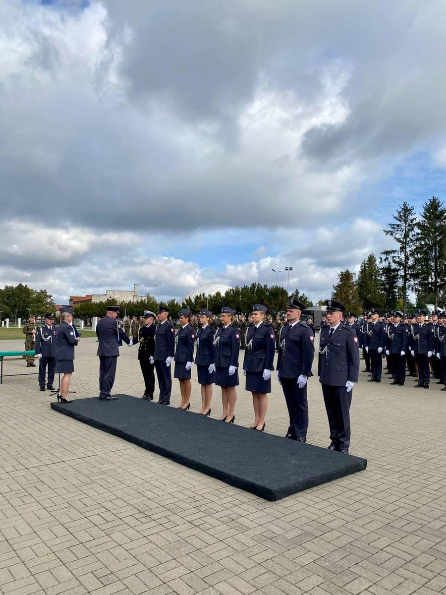 JerzyFlis's tweet image. Uroczysta promocja na pierwszy stopień podoficerski to szczególne wydarzenie i wyjątkowe emocje😀
Tak było dzisiaj w #SPSP #Dęblin
Nowo mianowani kaprale to specjaliści w służbie inżynieryjno - lotniczej✈️
Gratuluję wyboru i dziękuję 👏😀👍