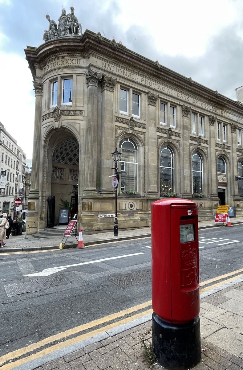 Struggled to encounter an 'interesting' one for #PostboxSaturday in the #CityOfAThousandTrades this week, but the buildings, on the other hand....😍