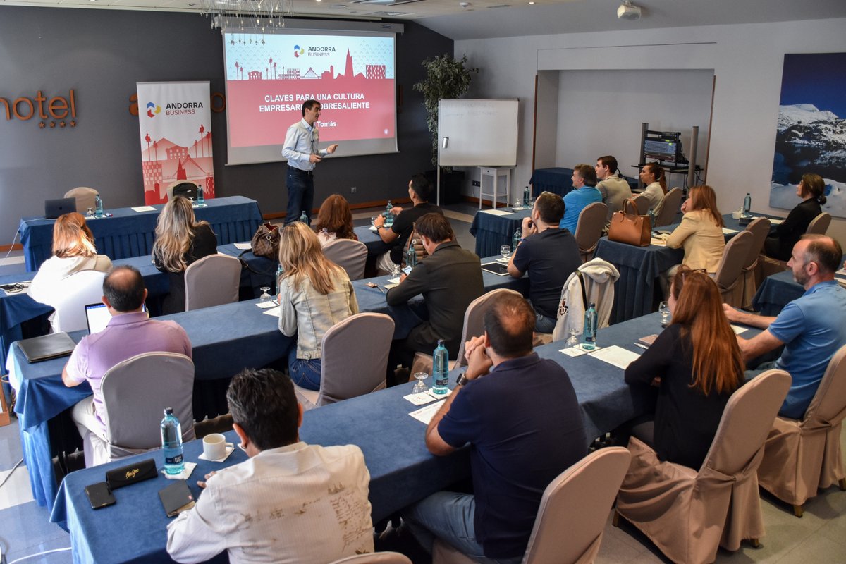 AndorraBusiness's tweet photo. 📌Seguim amb les classes magistrals del nostre #ProgramaGrowth de creixement empresarial. Avui amb @davidtomas de @cyberclicknet que ens parla d’estratègia i atracció de talent com a claus de l’èxit per als nostres negocis. #InvestinAndorra https://t.co/d3cmZV3fKh