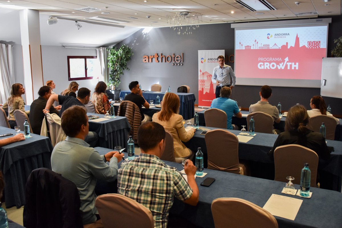 AndorraBusiness's tweet photo. 📌Seguim amb les classes magistrals del nostre #ProgramaGrowth de creixement empresarial. Avui amb @davidtomas de @cyberclicknet que ens parla d’estratègia i atracció de talent com a claus de l’èxit per als nostres negocis. #InvestinAndorra https://t.co/d3cmZV3fKh