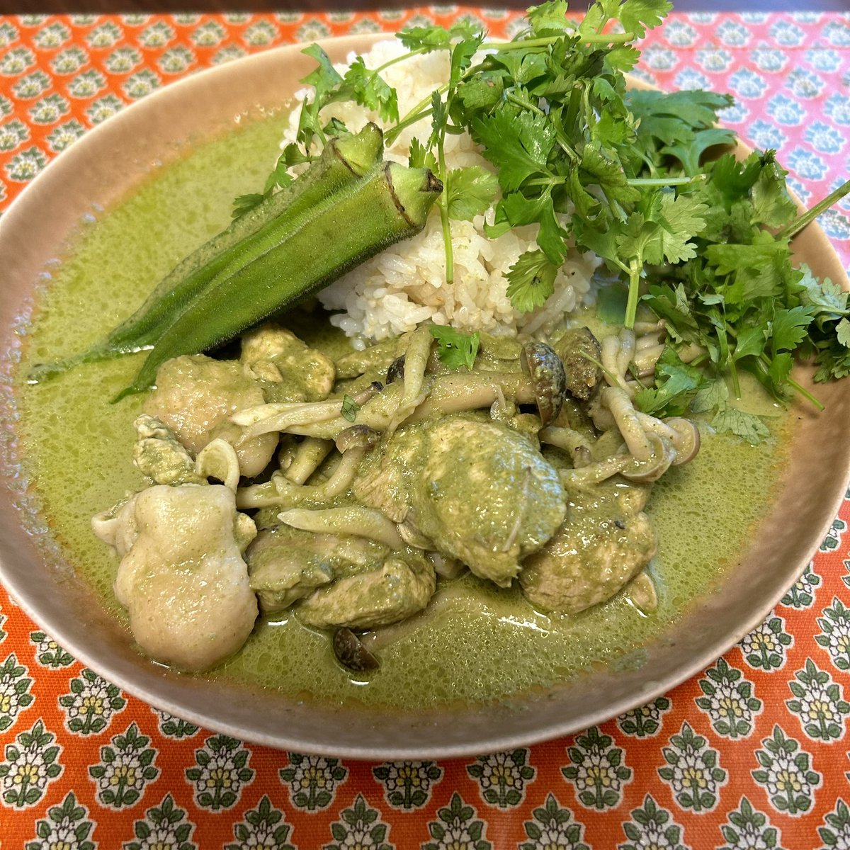 curry_start's tweet photo. 昨日は久しぶりにハーブカレーを作って食べた。
チキンとしめじとオクラ。 https://t.co/v9Ew9BHZGk