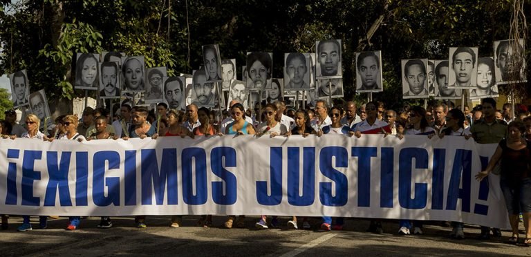 Es inevitable volver a imágenes del avión despedazado, a las voces de la tripulación que el 6 de octubre informaba de la explosión a bordo y a un Fidel que nos dejó para la eternidad la certeza de que cuando un pueblo enérgico y viril llora, la injusticia tiembla #NoAlTerrorismo