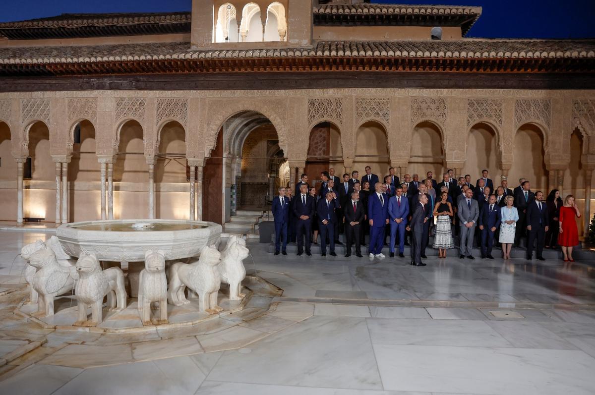 Lo que ocurrió ayer en la Alhambra fue una locura para los que nos dedicamos a los eventos y  conocemos la Hª del edificio. Lo que hicieron quienes diseñaron el evento fue reproducir el recorrido ceremonial que se diseñó en el reinado de Carlos V hace 500 años. Se viene #hilo 👇