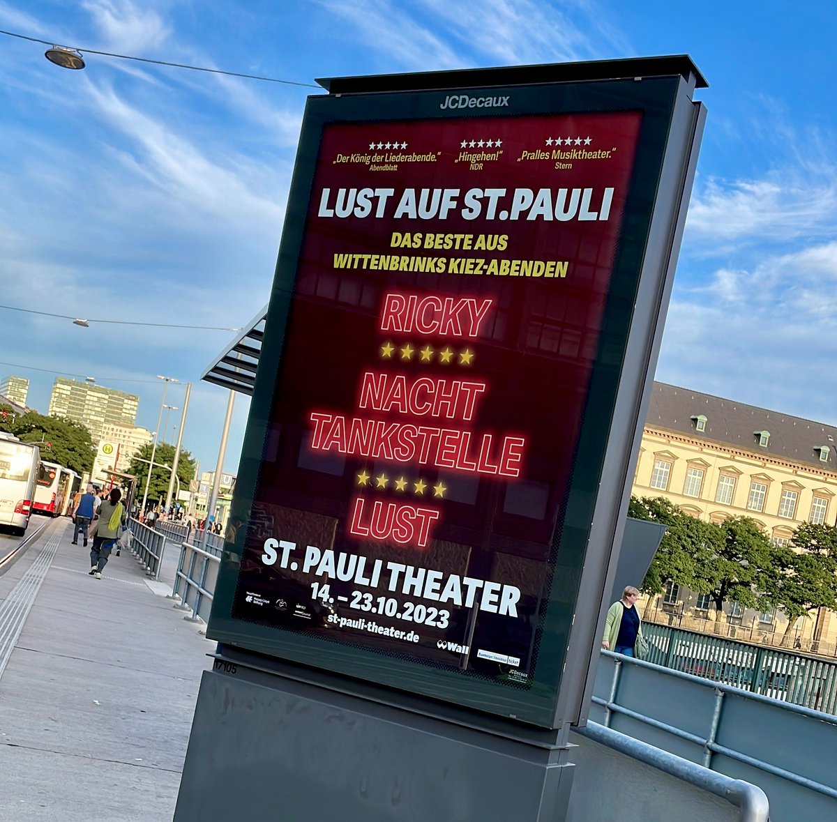 StPauliTheater's tweet photo. Am 15. Oktober feiern wir die Premiere von Lust auf St. Pauli - dem Best of der Kiez-Trilogie des Königs der Liederabende, Franz Wittenbrink 📷 Tickets: https://t.co/M4IlRqF9eC https://t.co/QpeiP8iro2