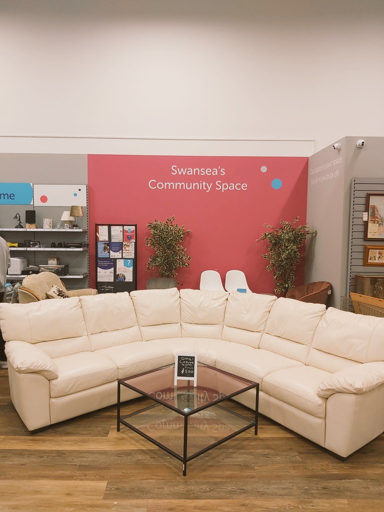 trickstar_123's tweet photo. Wow! look at this corner sofa only £500 🤩 @Swanseasuperstore @CRUKCymru @CR_UK @ShaunaJames111  @Clairesherrattx @SoanesColin great furniture at great prices, helps save lives 😀 https://t.co/P3PwCvZH2t