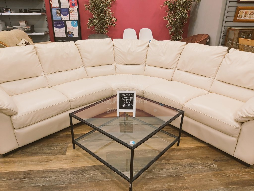 trickstar_123's tweet photo. Wow! look at this corner sofa only £500 🤩 @Swanseasuperstore @CRUKCymru @CR_UK @ShaunaJames111  @Clairesherrattx @SoanesColin great furniture at great prices, helps save lives 😀 https://t.co/P3PwCvZH2t