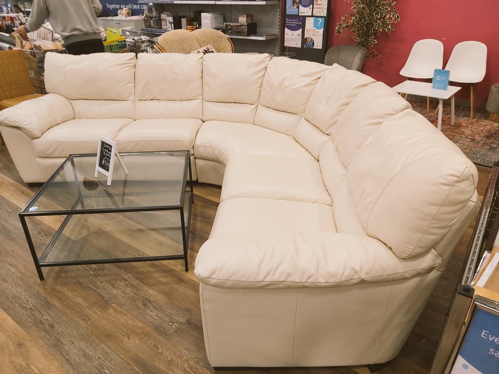 trickstar_123's tweet photo. Wow! look at this corner sofa only £500 🤩 @Swanseasuperstore @CRUKCymru @CR_UK @ShaunaJames111  @Clairesherrattx @SoanesColin great furniture at great prices, helps save lives 😀 https://t.co/P3PwCvZH2t