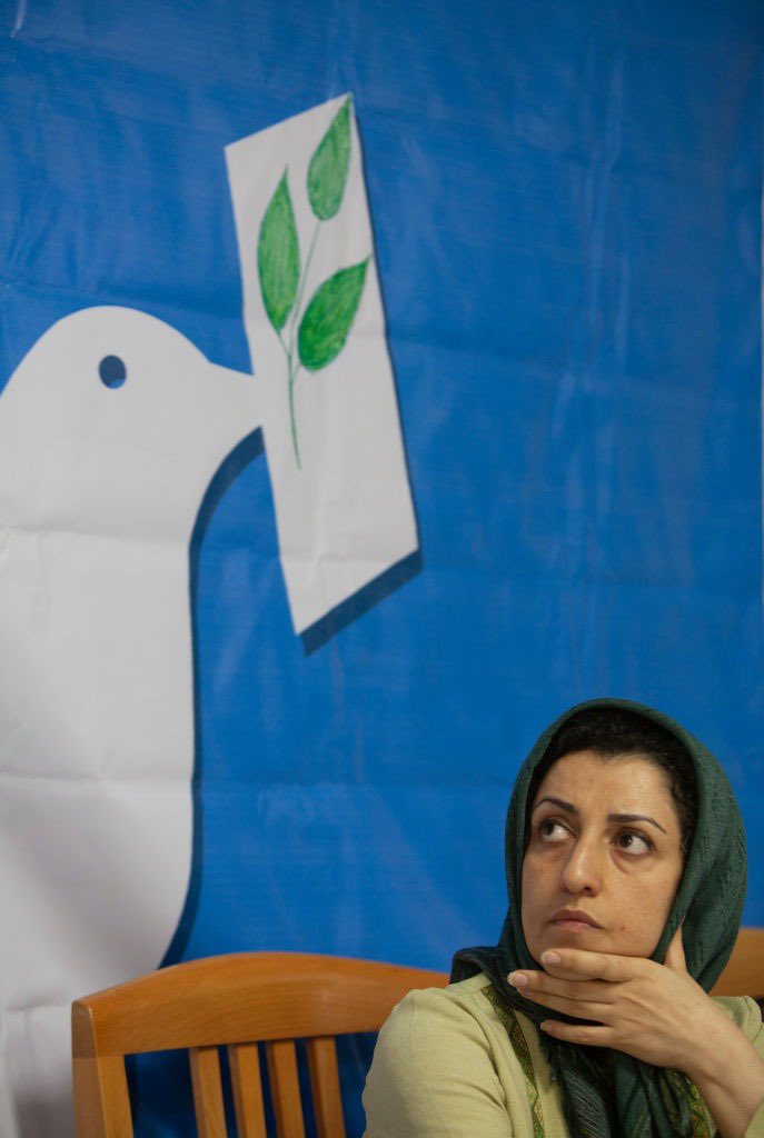 vonderleyen's tweet image. Congratulations to Narges Mohammadi on her Nobel Peace Prize.

It recognises the brave and noble fight of Iranian women who defy oppression at their peril.

They inspire women worldwide to stand for their freedom and rights.

We stand with you.  

For Women, Life, Freedom.