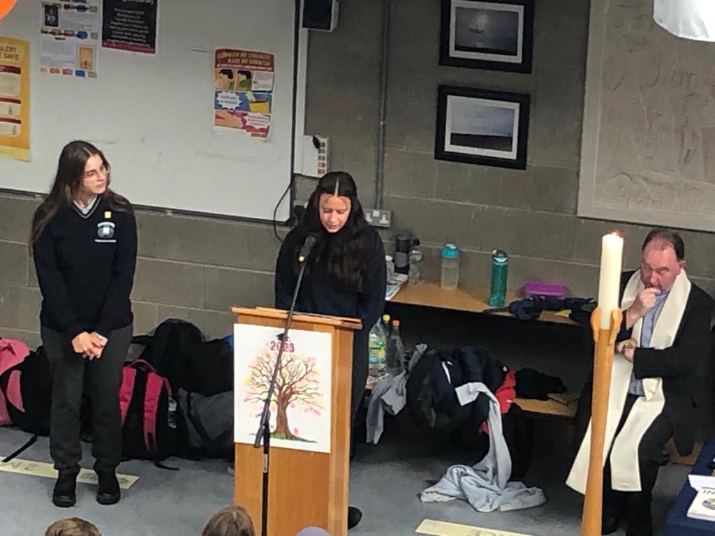 Seo roinnt grianghraif ó Sheirbhís Oscailte na Scoile a bhí ar siúl Dé hAoine seo chaite. Go n-éirí go geal le gach éinne sa scoilbhliain nua!