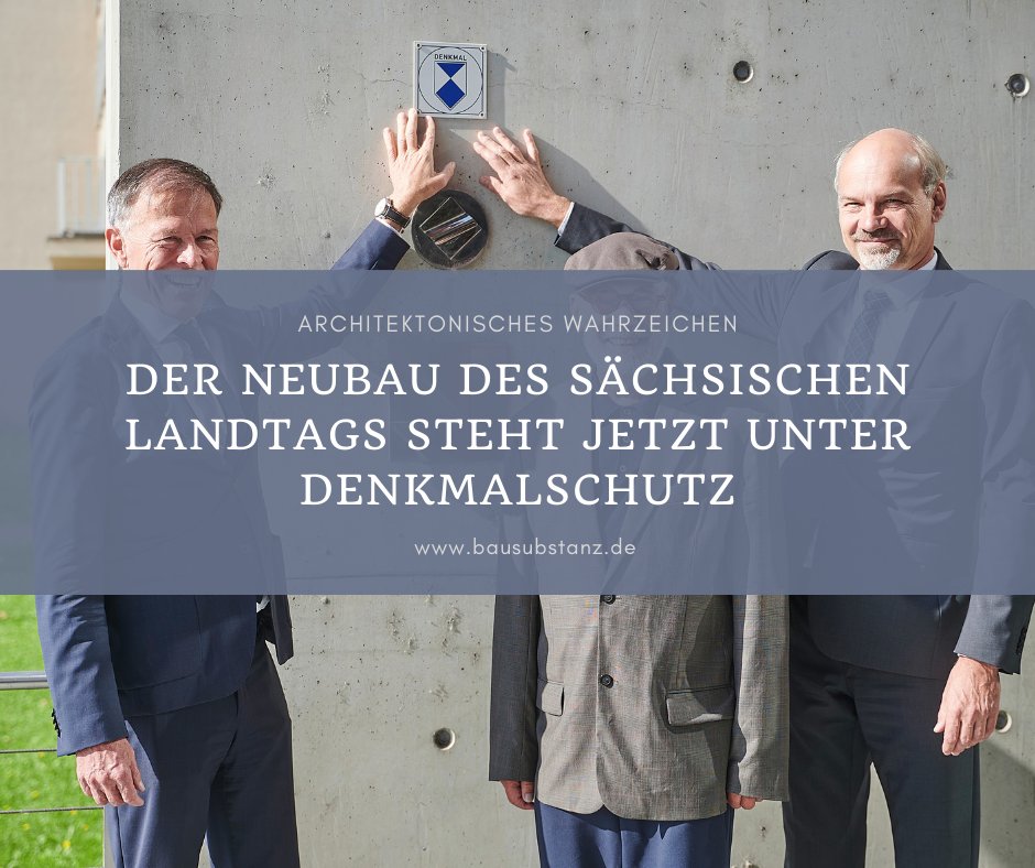 Der von 1991 bis 1993 errichtete Erweiterungsbau des Sächsischen Landtags steht jetzt unter Denkmalschutz. Die Denkmalschutzplakette am Gebäude neben der Freitreppe wurde enthüllt. bausubstanz.de/aktuelles/Neub…
