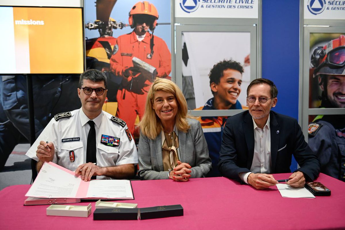 Et si on prenait une longueur d’avance sur l’innovation mondiale ?

Signature de la convention entre la <a href="/SecCivileFrance/">Sécurité Civile</a> et le pôle de compétitivité <a href="/AerospaceValley/">Aerospace Valley - Inactif</a> pour développer les drones dans le cadre des opérations de secours.

Ensemble, créons des champions mondiaux !