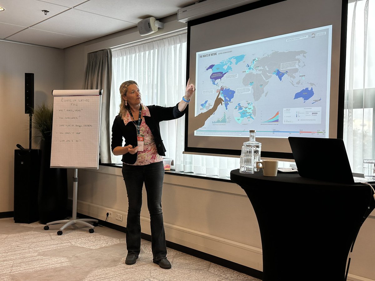 En door! De ochtend na de prachtige 3e plek in de #Duurzame100 staan Prof. Lambooy en ik op het <a href="/EUROPARC/">EUROPARC Federation</a> congres in Leeuwarden met 100en natuurbeschermers uit Europa.

We maken ze enthousiast over #RechtenvoordeNatuur. O.a. voor eigen rechten voor de Waddenzee.

#RightsofNature