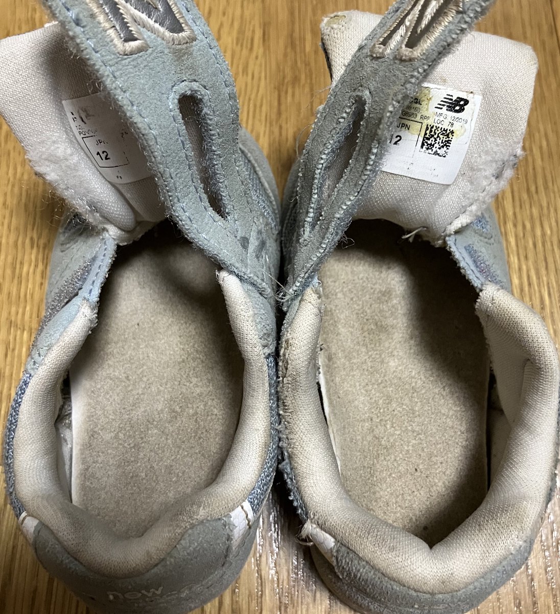 この前購入したニューバランスです。12cmにして過去最強でした。！
何度も鼻息を吸う内に雑巾臭、納豆臭、香ばしい香りが押し寄せてきて尊いです。この匂い、いつまでも消えないで欲しいです。中敷きの汚れも何とも言えません。
ぼくはまじめです。！